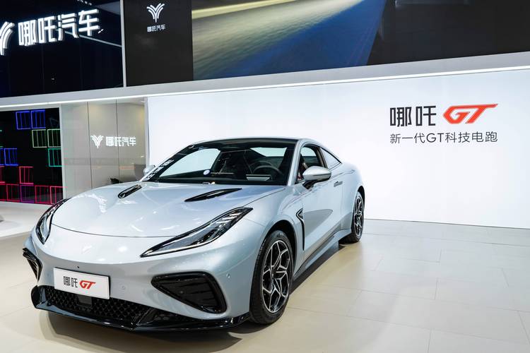 惠州310哪吒汽车在智能汽车领域的表现，领途汽车在新能源汽车市场中的影响力